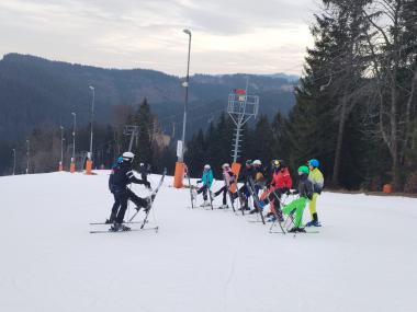 Lyžařský kurz pokračuje: Pokroky na svahu a dobrodružství mimo něj